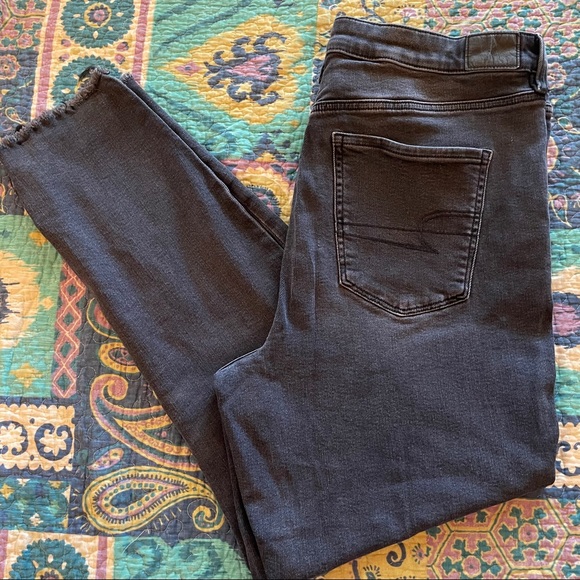 American Eagle Super High Waisted Black Wash Jeans - Picture 13 of 16